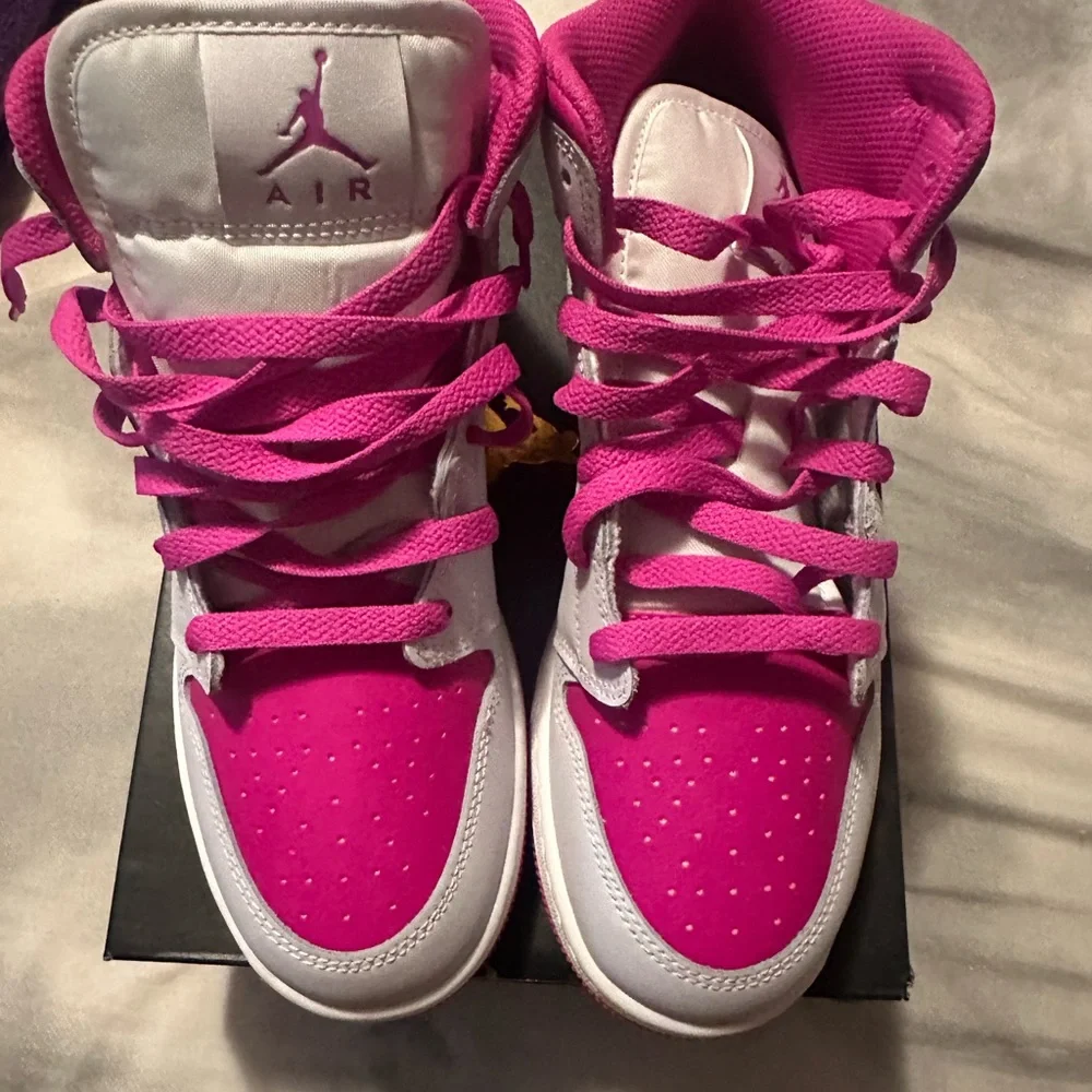 Jordan YOUTH girls High-Top Sneakers in Pink and White (BRAND NEW)